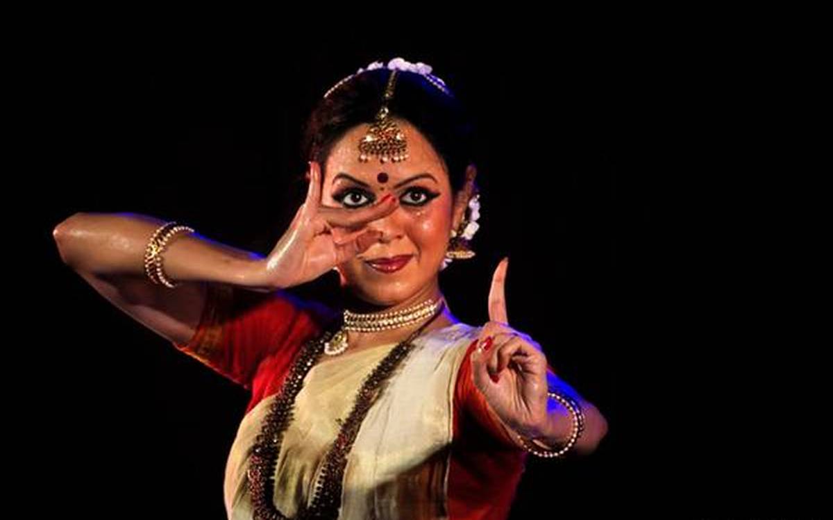 Carve Your Hands in These Basic Kathak Mudras