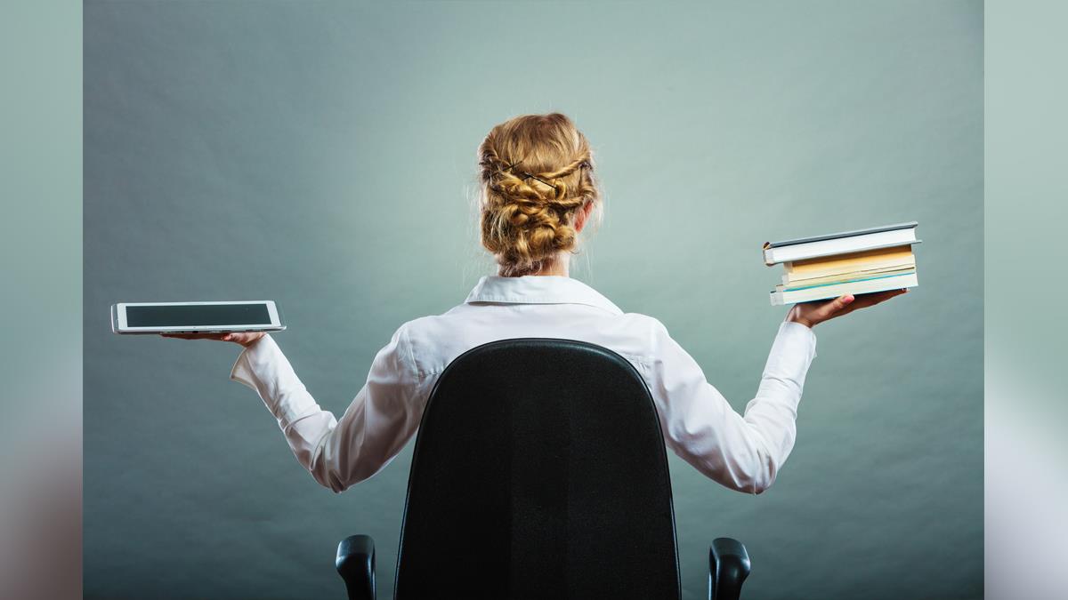 Online Education vs Traditional Offline Education: The Pros and Cons